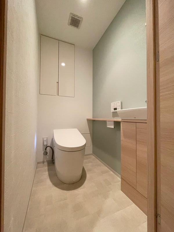 淡いグリーンのクロスで明るく優しい雰囲気のトイレに 川崎市中原区K様邸 淡いグリーンのクロスで明るく優しい雰囲気のトイレに 川崎市中原区K様邸